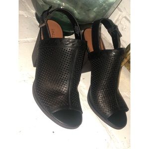 Black peep-toe sandal #shesdarlin!